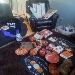 Brand new Thanksgiving and Halloween decor .. retail $400 sell 75$